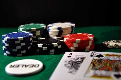 Berapa margin untuk 5 poker terbuka teratas China?